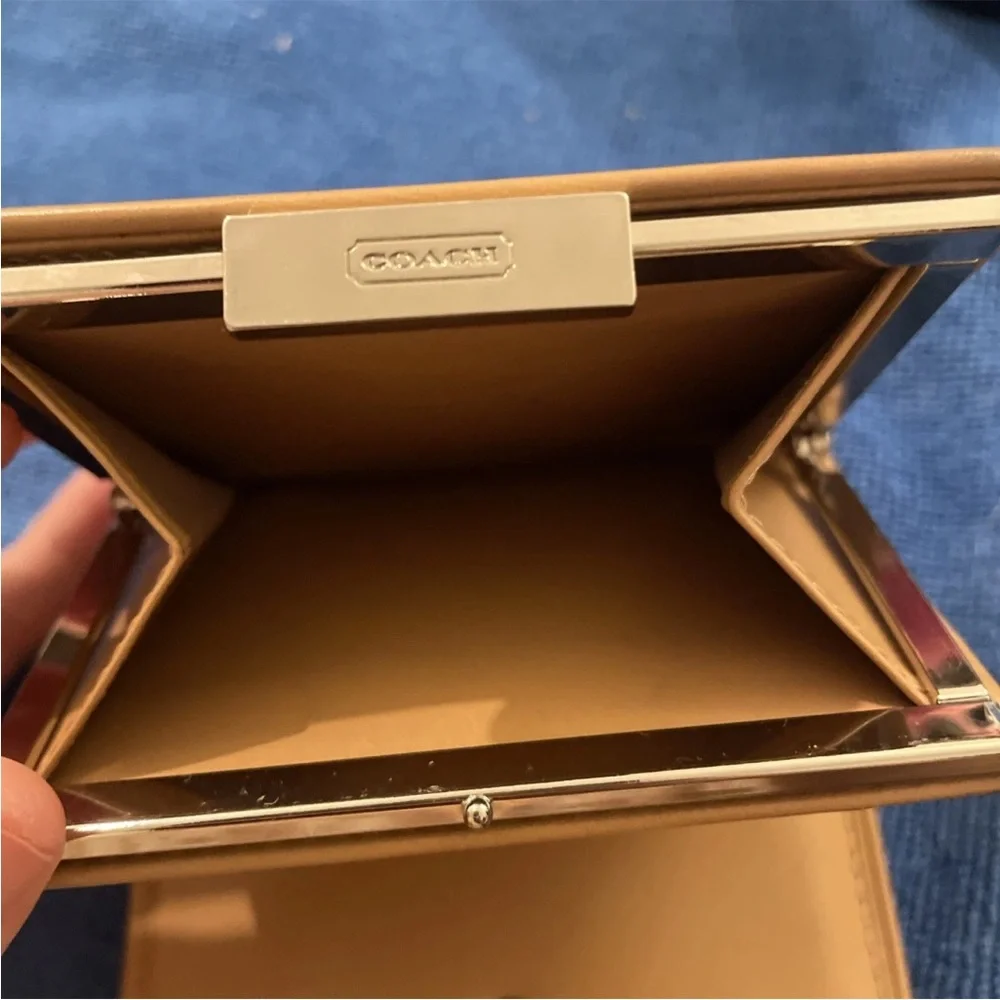 Coach White Leather Wallet Y2K Era Snap Closure 🔥 - Picture 5 of 15